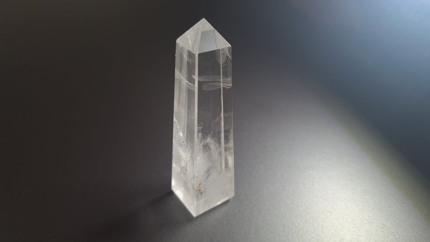Tour de cristal de quartz 4 faces 9.3cm