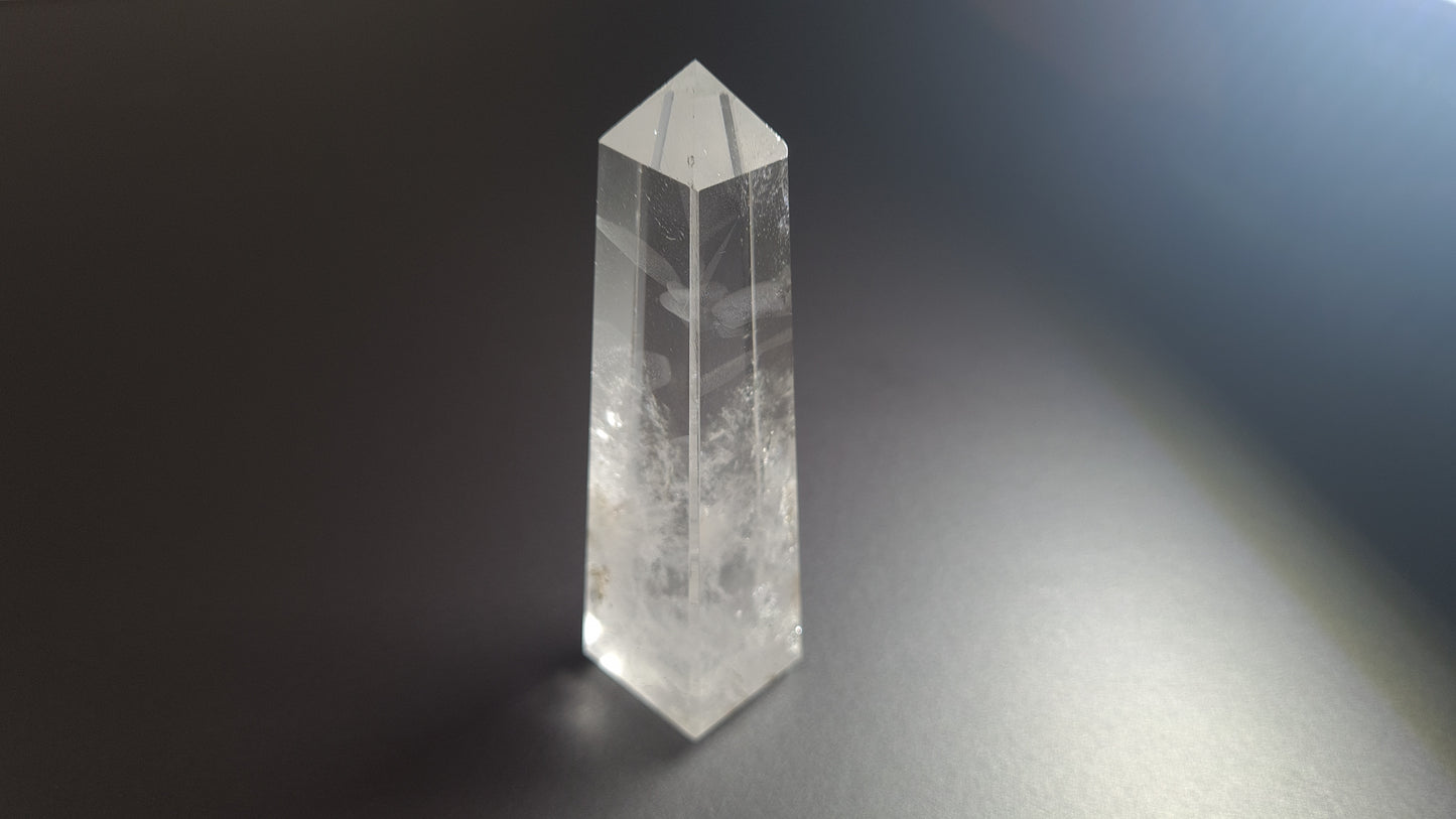 Tour de cristal de quartz 4 faces 9.3cm