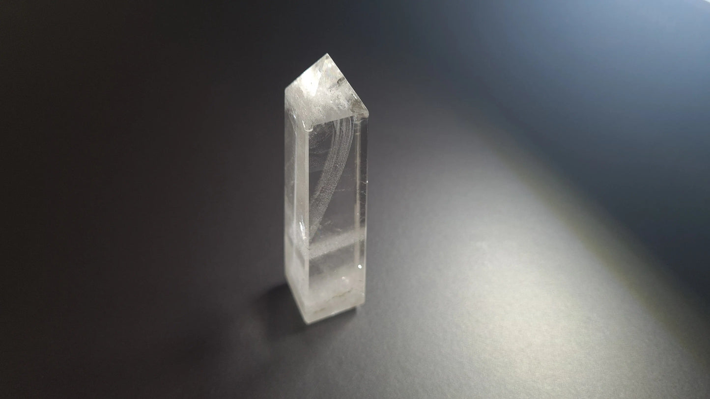 Tour de cristal de quartz 4 faces 8.8cm Cristal Roche