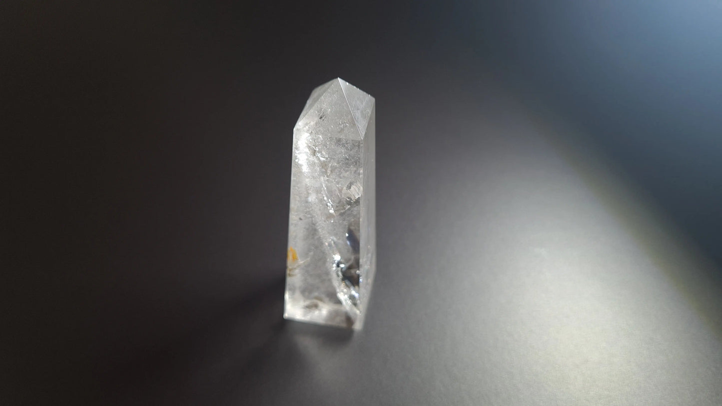 Tour de cristal de quartz 4 faces 8.3cm Cristal Roche