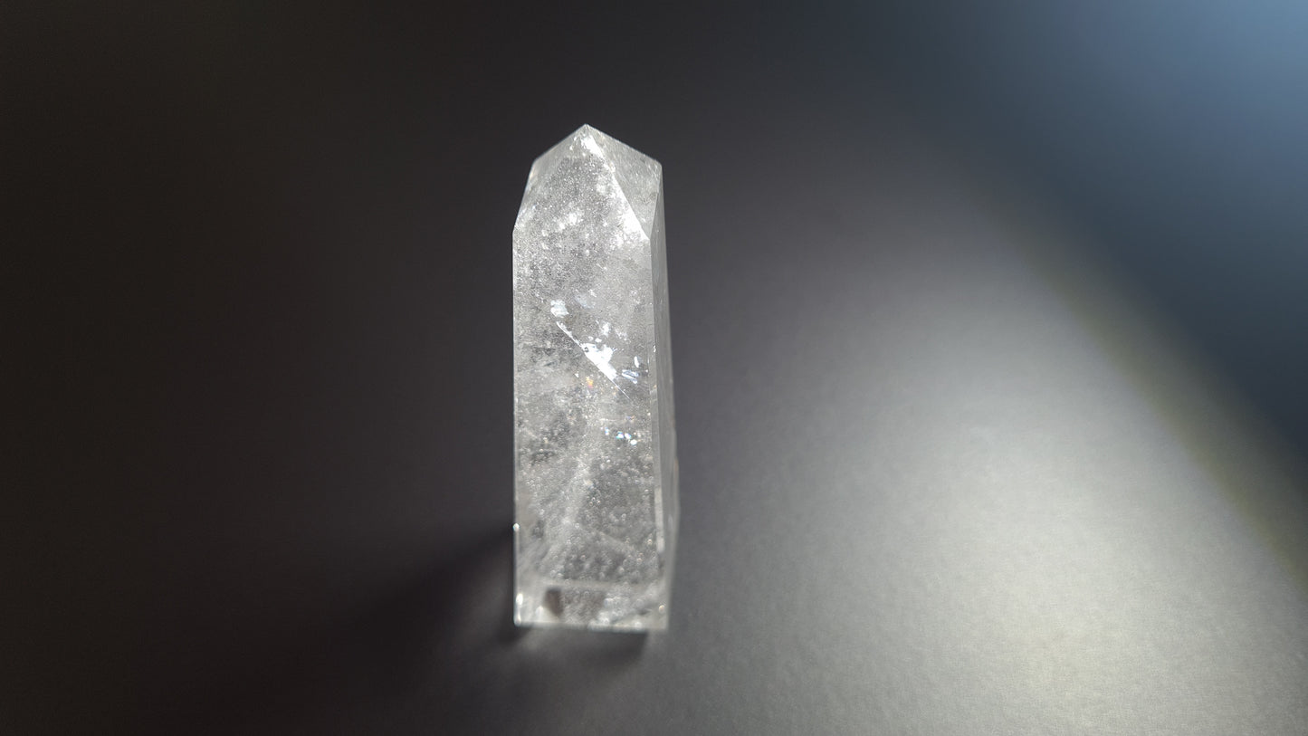 Tour de cristal de quartz 4 faces 8.3cm