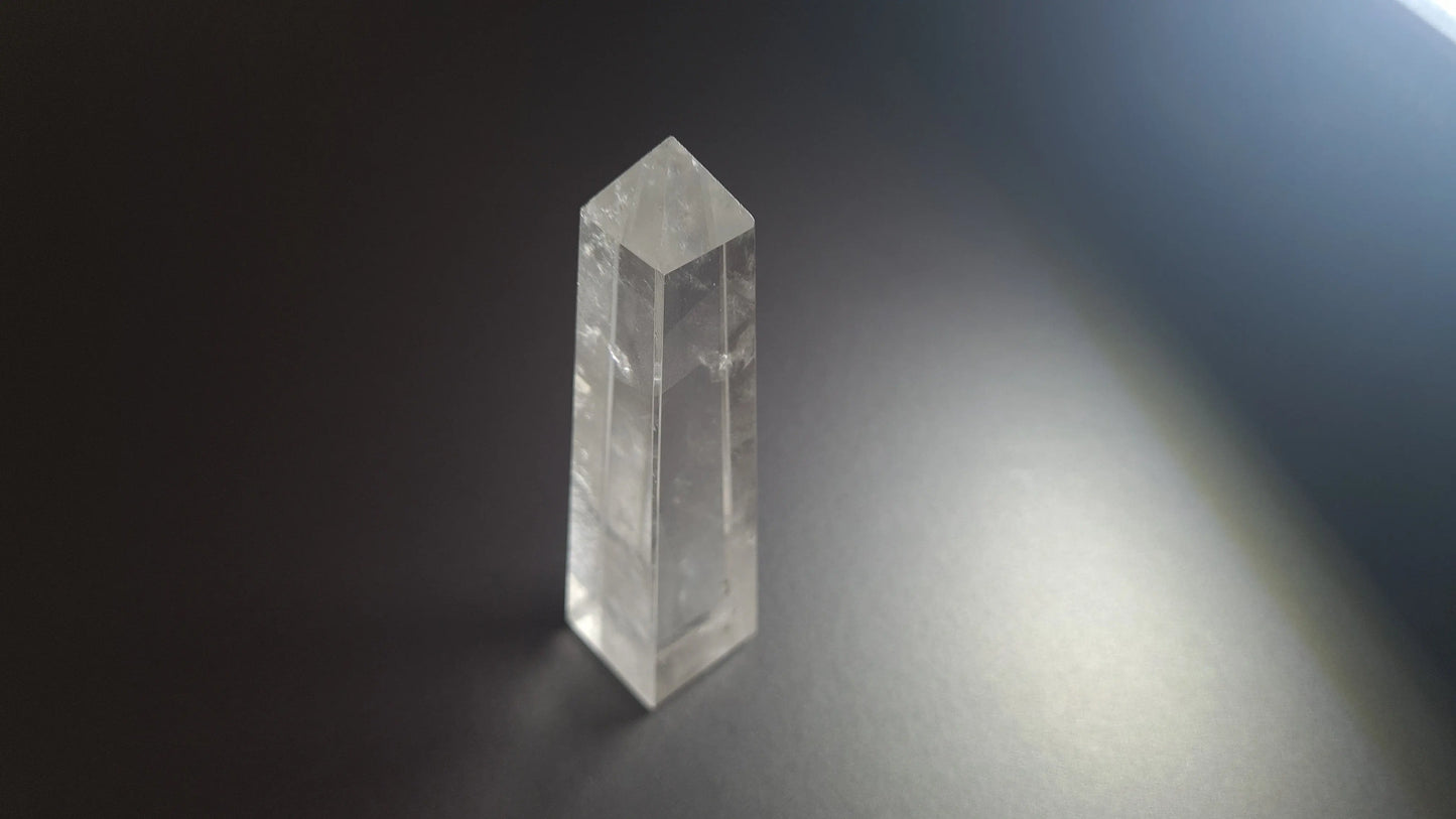 Tour de cristal de quartz 4 faces 9.8cm Cristal Roche
