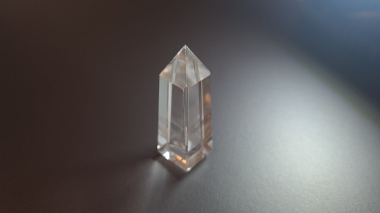 Tour de cristal de quartz 4 faces 6.4cm