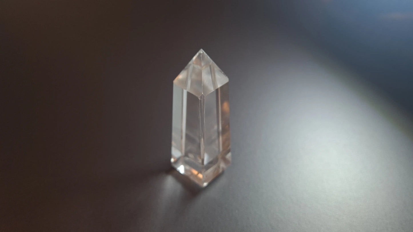 Tour de cristal de quartz 4 faces 6.4cm Cristal Roche