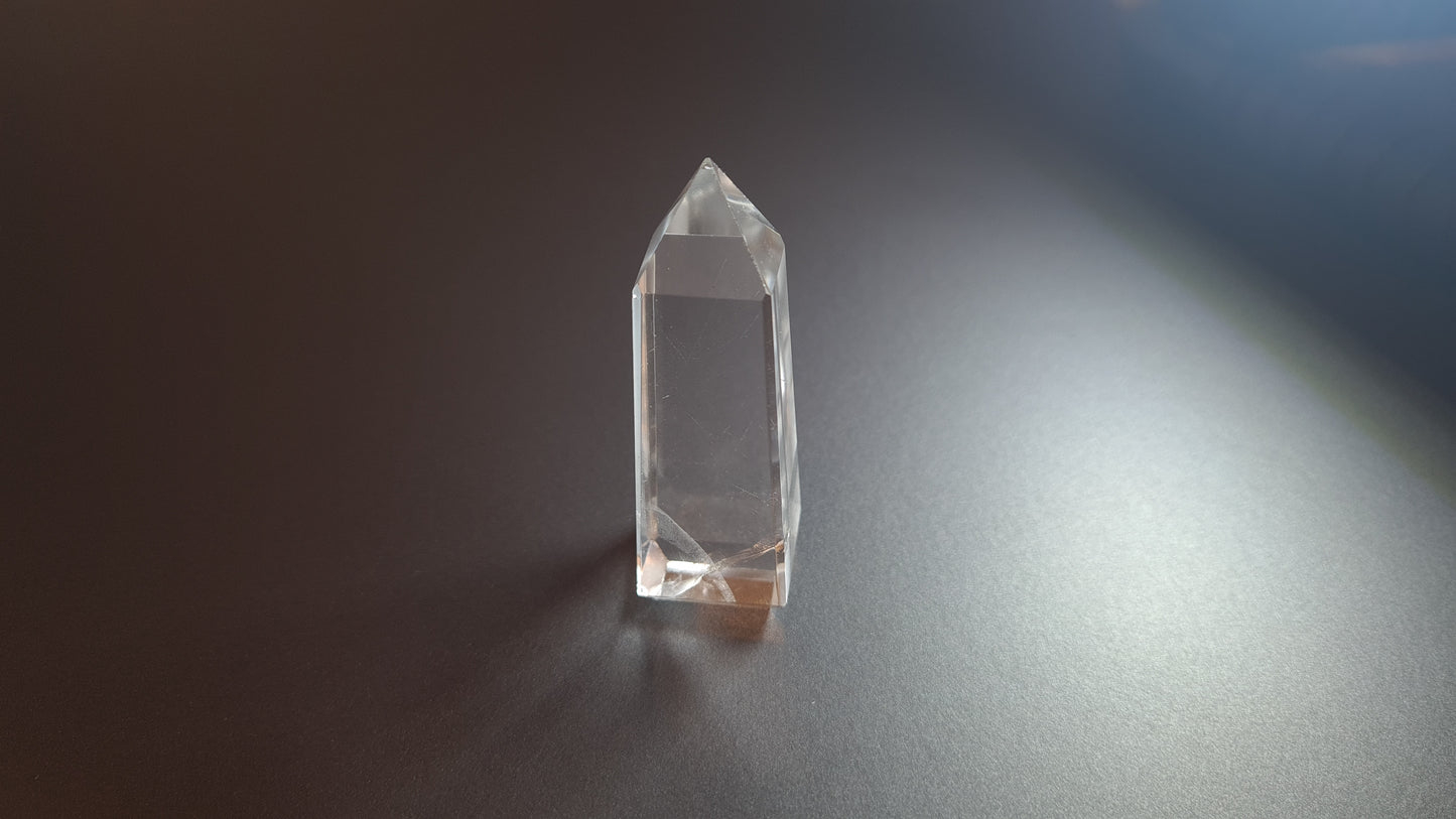 Tour de cristal de quartz 4 faces 6.4cm