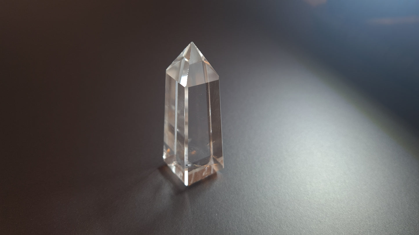 Tour de cristal de quartz 4 faces 6.4cm