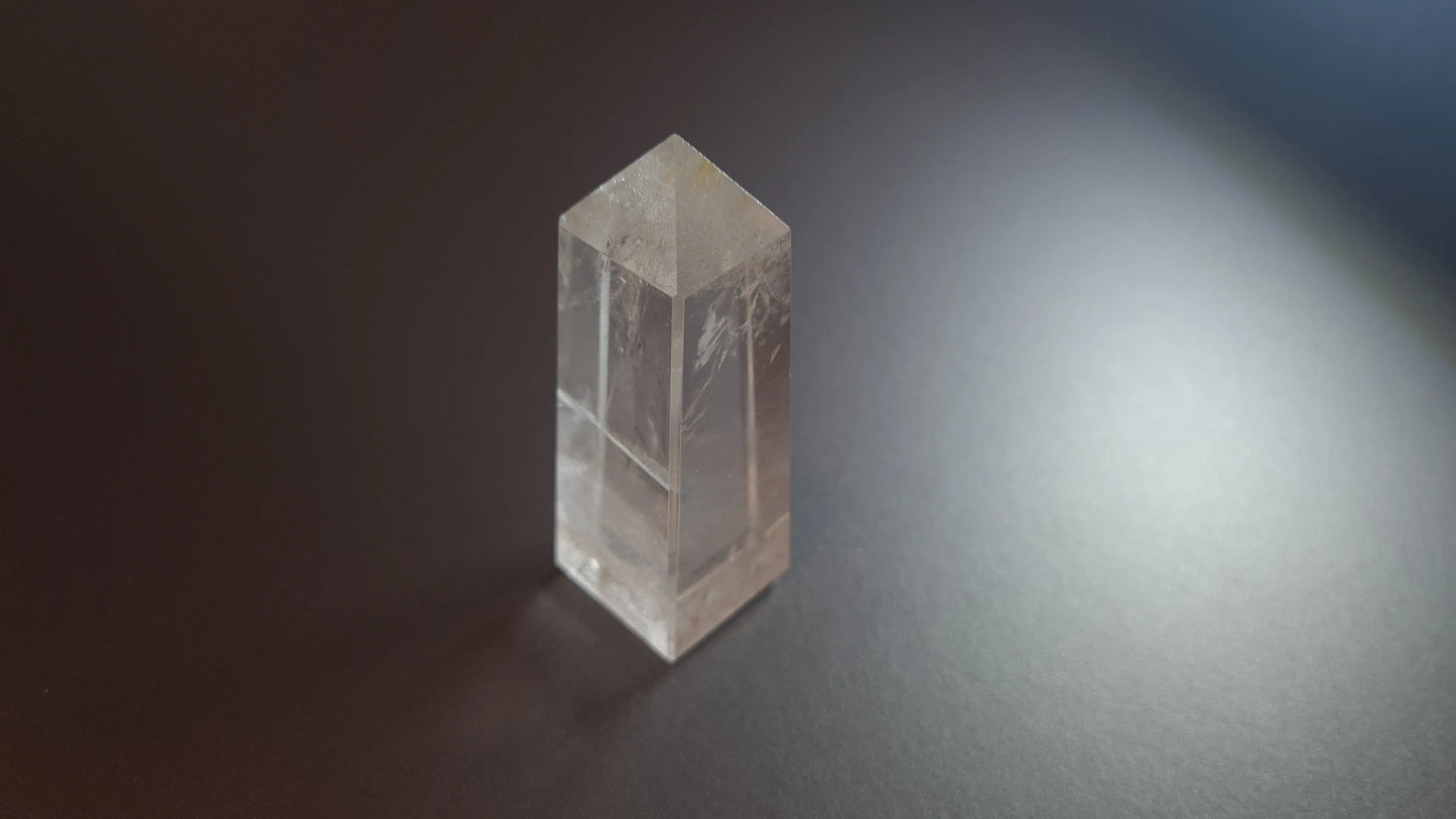 Tour de cristal de quartz 4 faces 6.4cm Cristal Roche