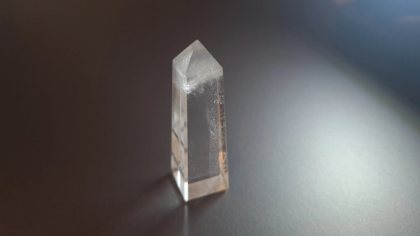 Tour de cristal de quartz 4 faces 7cm Cristal Roche