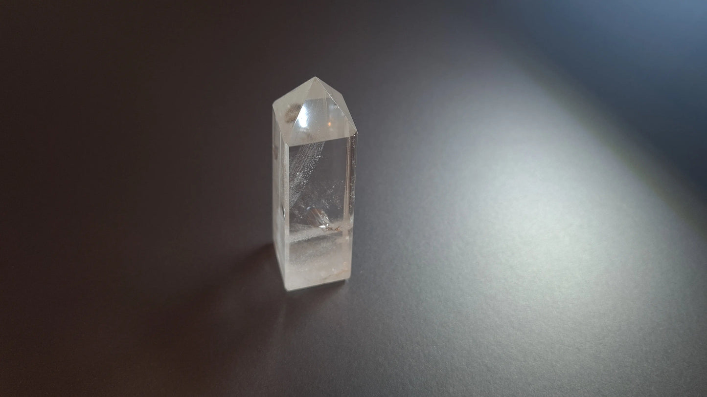 Tour de cristal de quartz 4 faces 7cm Cristal Roche