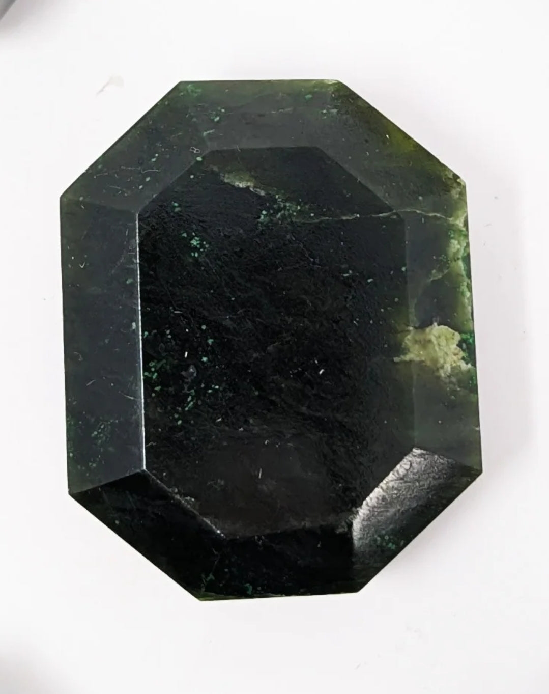 Pierre facetée en jade néphrite du Canada