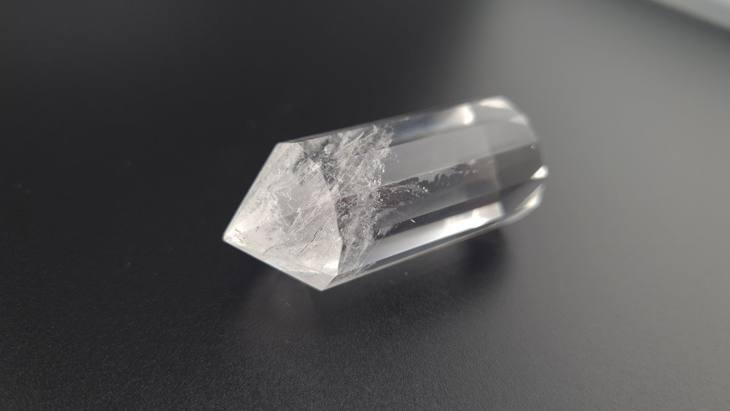 Cristal de quartz - 12 facettes - 5.6 x 1.8 cm - 30g