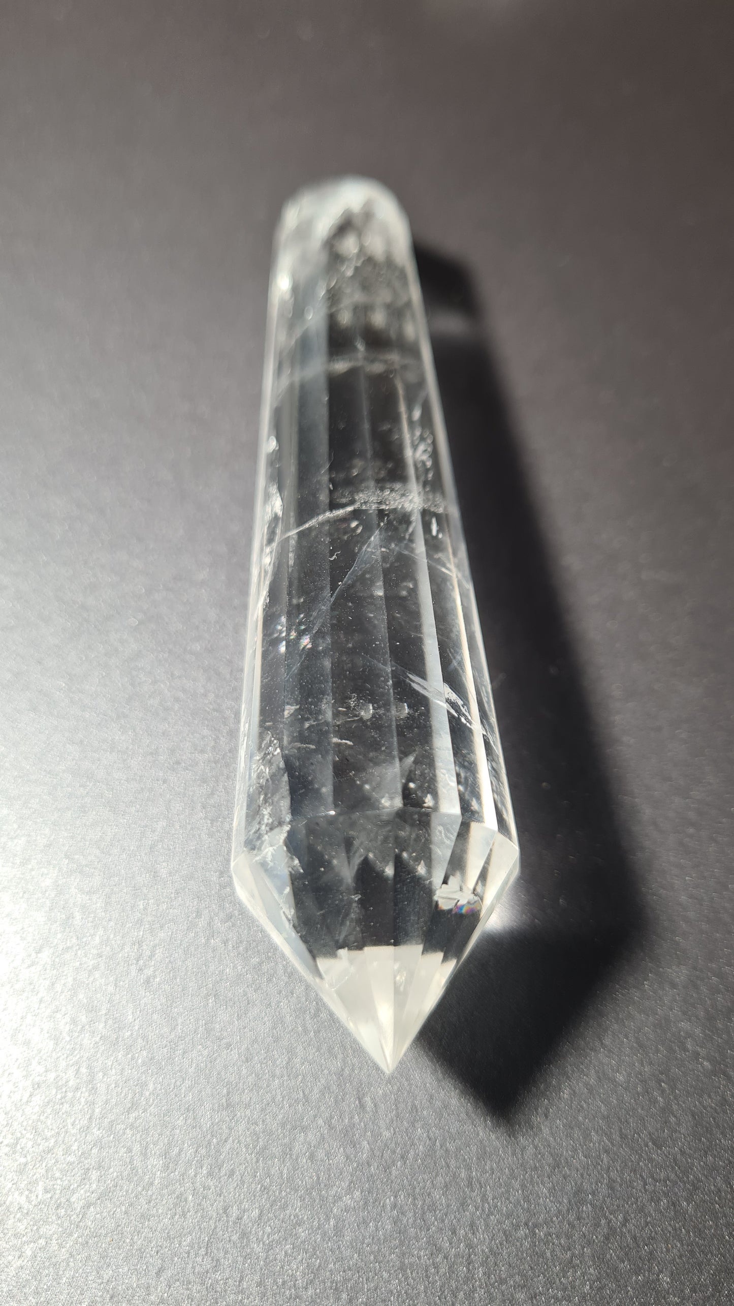 Cristal de quartz - 16 facettes - 10.7 x 2.3 cm - 73.9g
