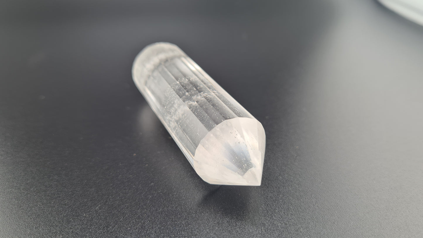 Cristal de quartz - 24 facettes - 8.1 x 2 cm - 54g