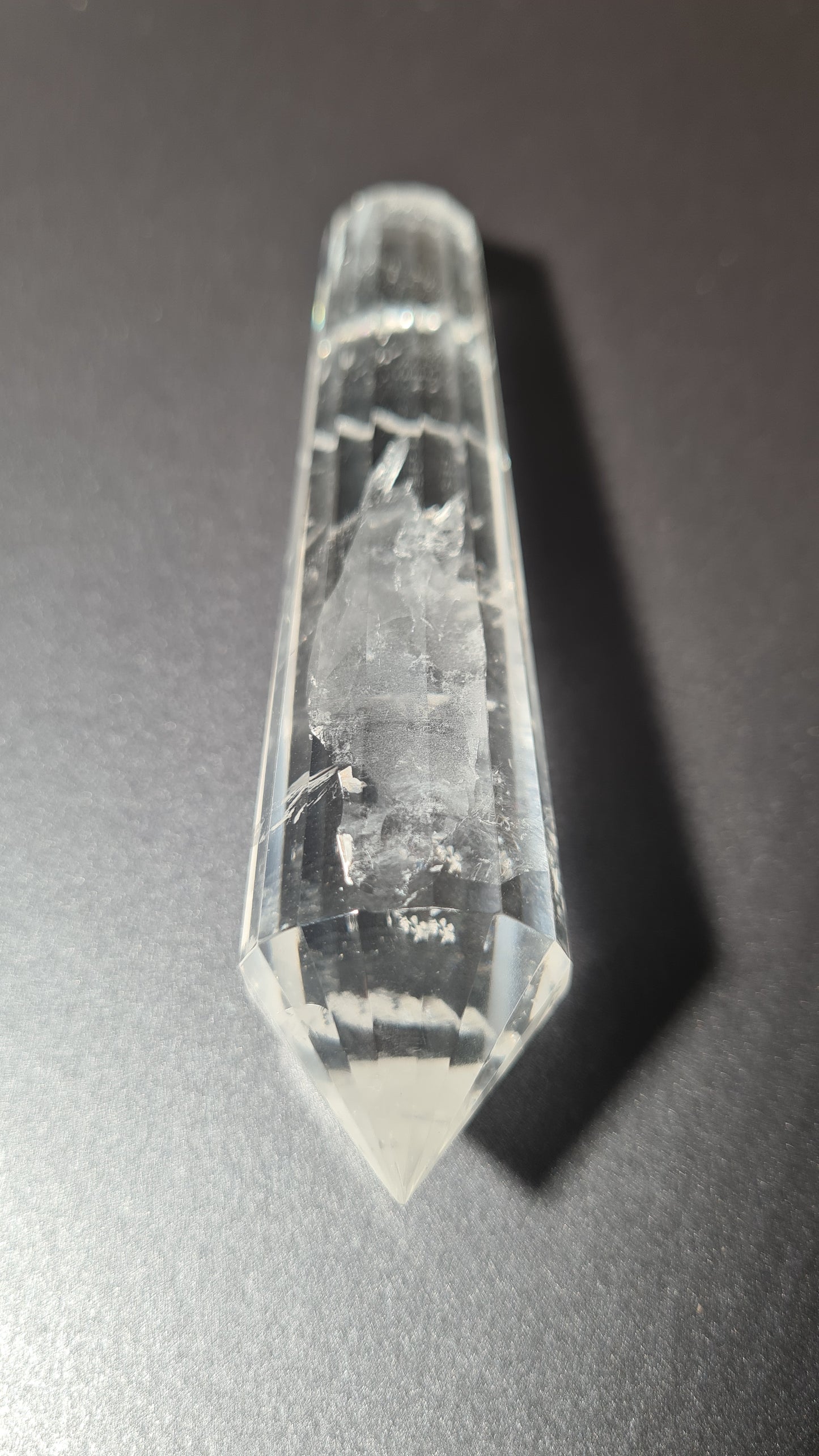 Cristal de quartz - 16 facettes - 10.7 x 2.3 cm - 73.9g