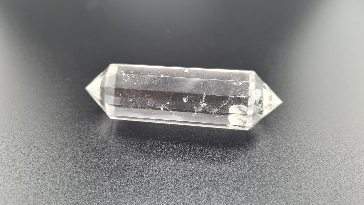 Cristal de quartz - 12 facettes - 6.6 x 2 cm - 33.8g