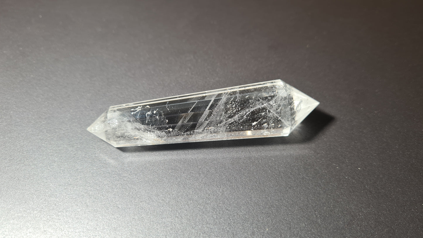 Cristal de quartz - 16 facettes - 9.5 x 2.2 cm - 64g