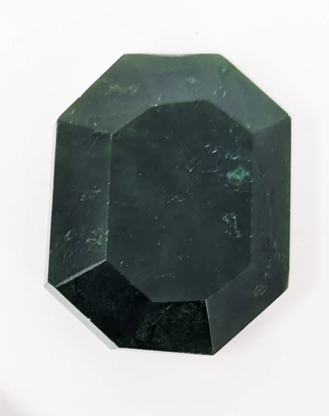 Pierre facetée en jade néphrite du Canada