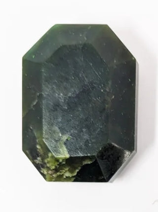 Pierre facetée en jade néphrite du Canada