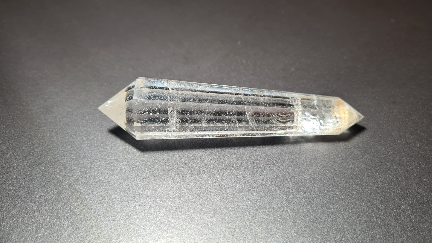 Cristal de quartz - 16 facettes - 9.6 x 2.2 cm - 54.5