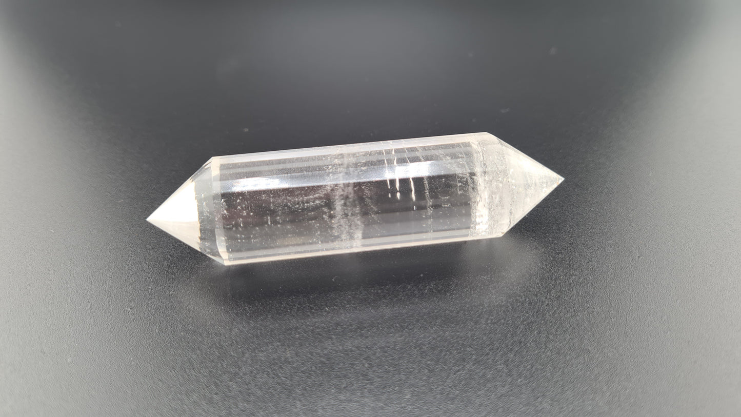 Cristal de quartz - 24 facettes - 8.1 x 2 cm - 54g