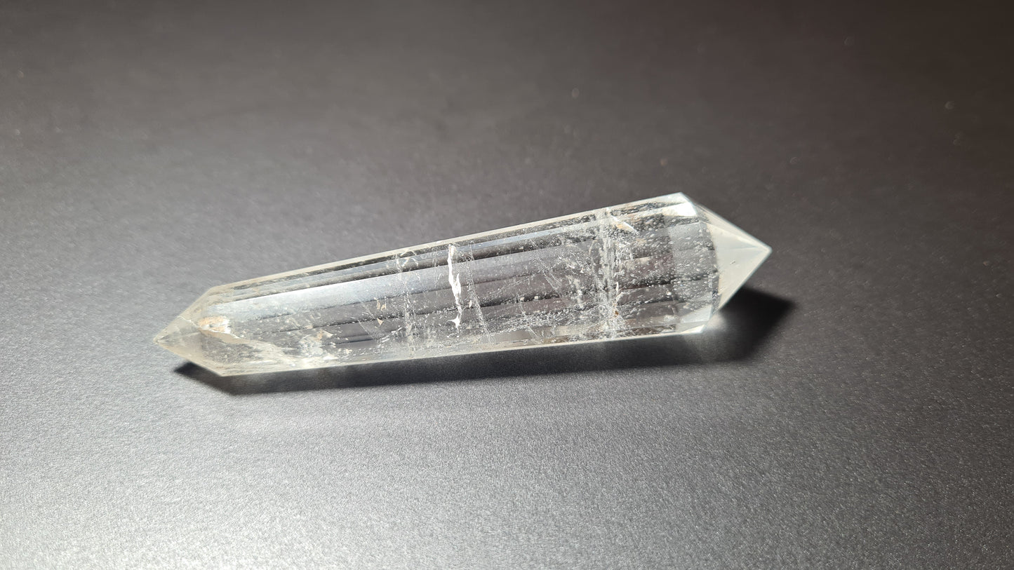 Cristal de quartz - 16 facettes - 9.6 x 2.2 cm - 54.5