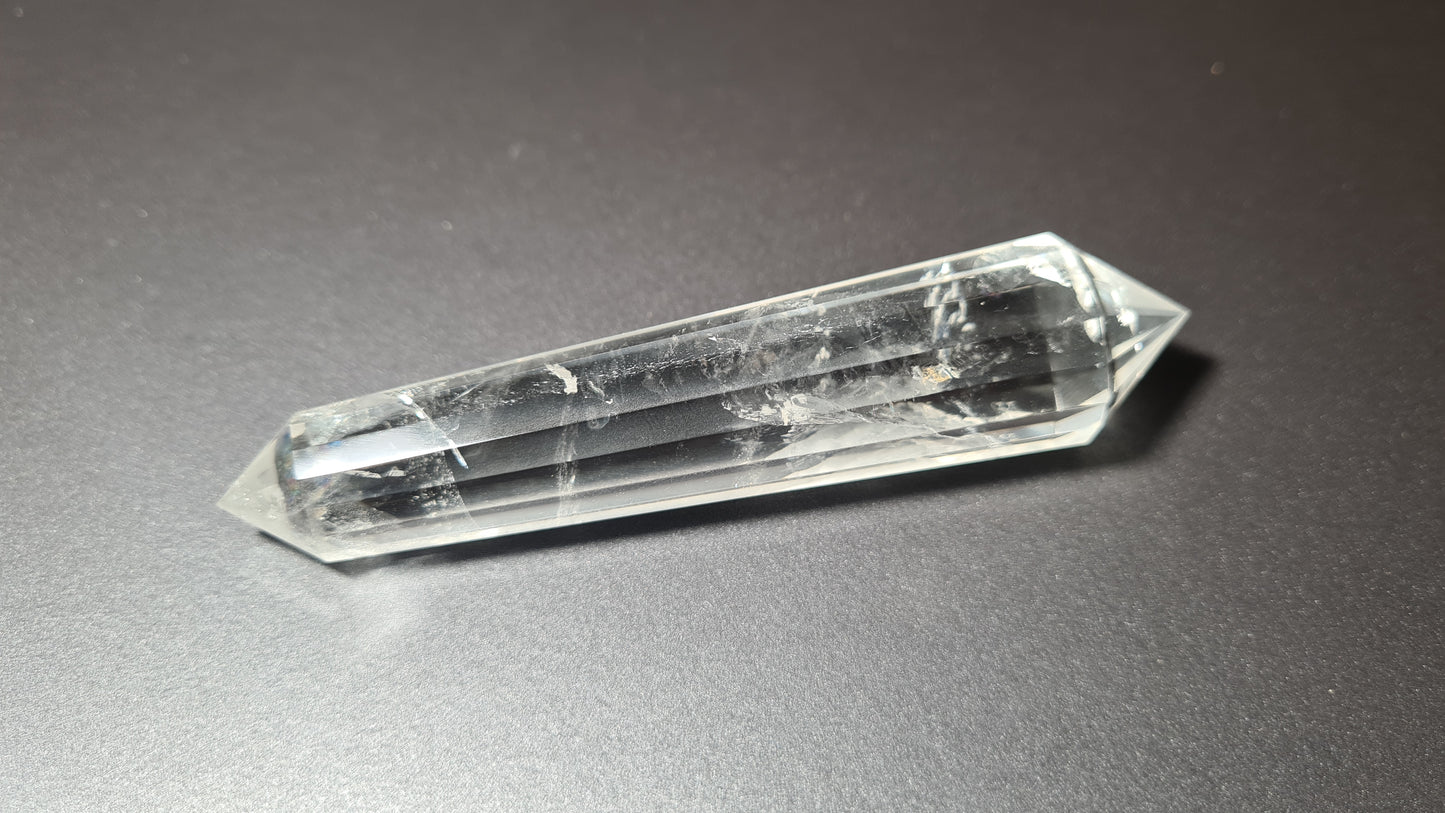 Cristal de quartz - 16 facettes - 10.7 x 2.3 cm - 73.9g