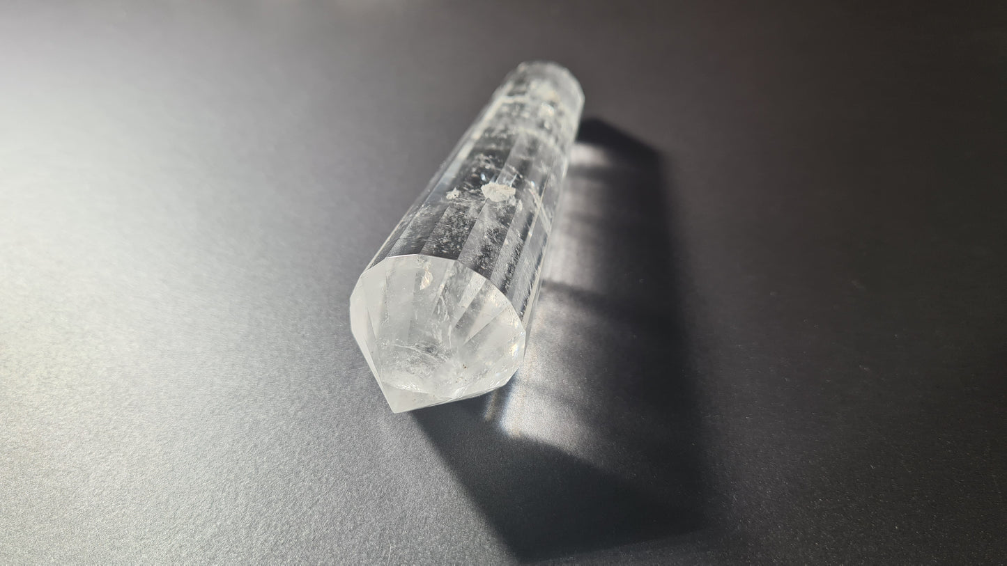 Cristal de quartz - 16 facettes - 12.1 x 2.9 cm - 126.9g