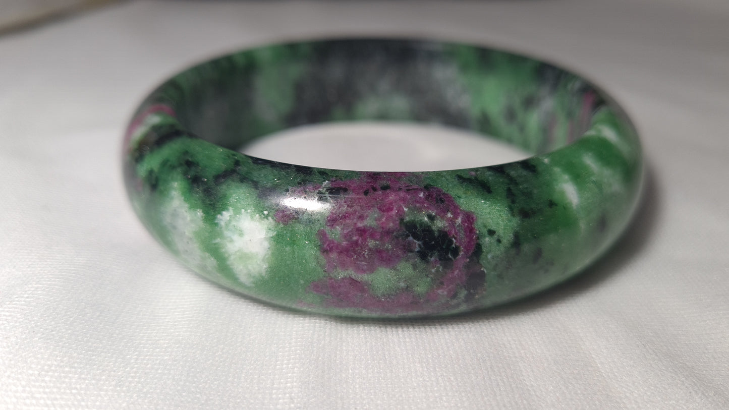 Bracelet massif "jonc" en rubis zoïsite