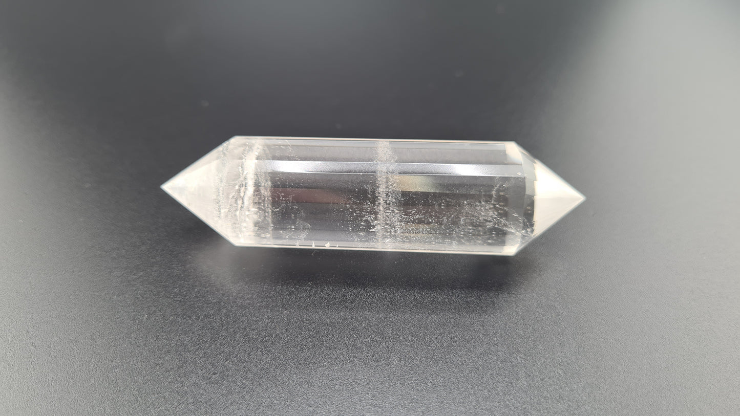 Cristal de quartz - 24 facettes - 8.1 x 2 cm - 54g
