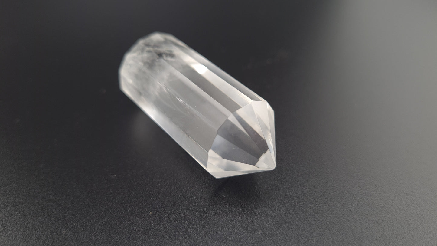 Cristal de quartz - 12 facettes - 5.6 x 1.8 cm - 30g