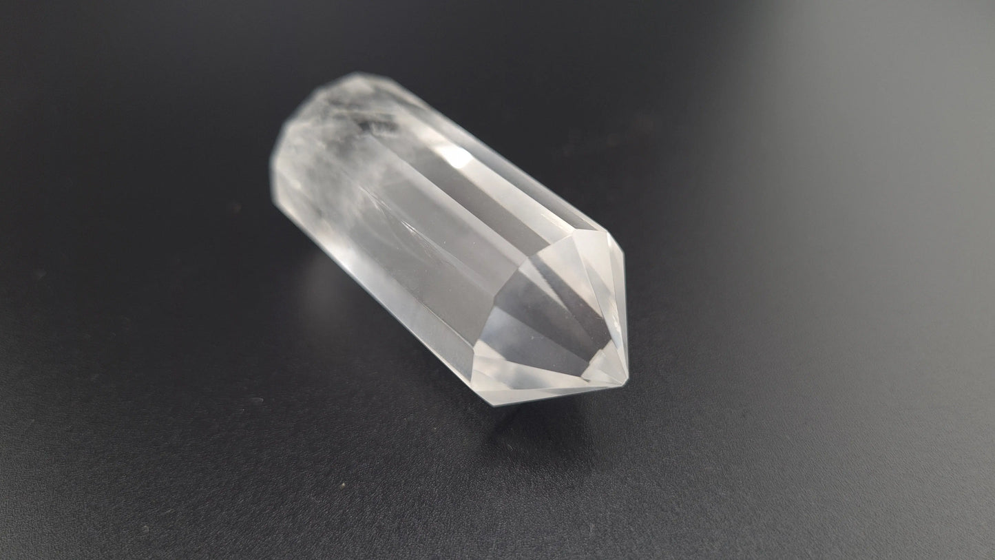 Cristal de quartz - 12 facettes - 5.6 x 1.8 cm - 30g Ma boutique