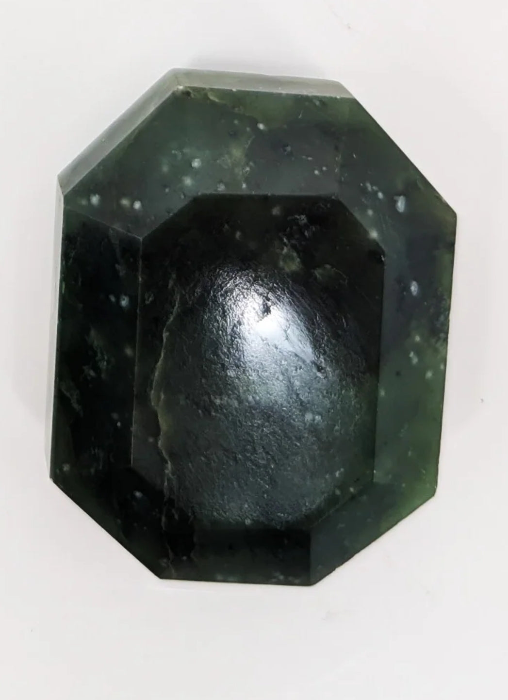 Pierre facetée en jade néphrite du Canada