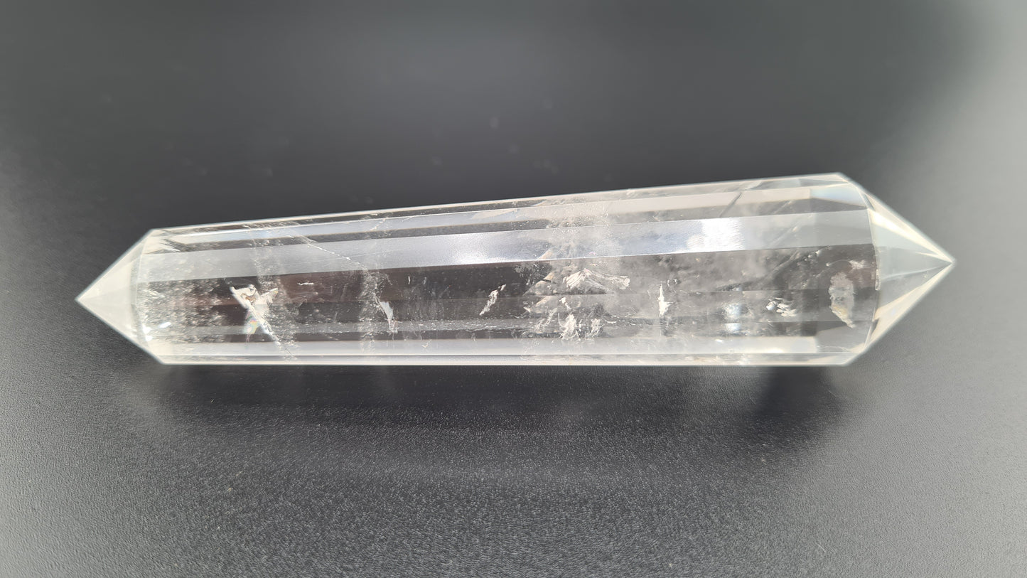 Cristal de quartz - 16 facettes - 10.7 x 2.3 cm - 73.9g