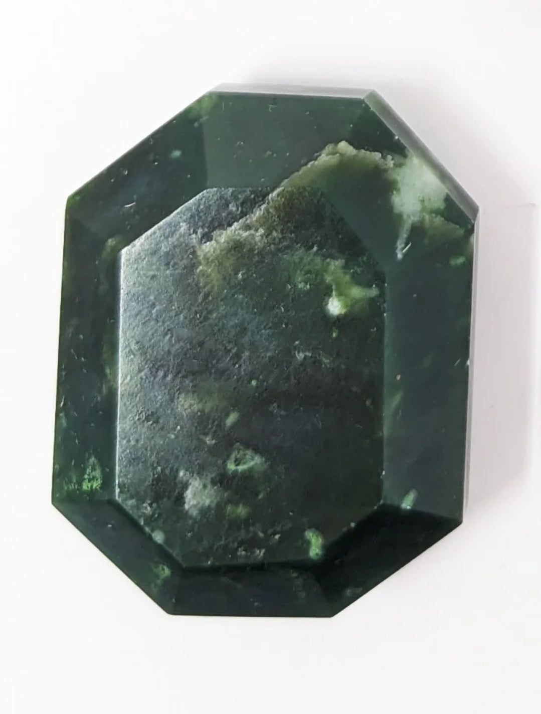 Pierre facetée en jade néphrite du Canada