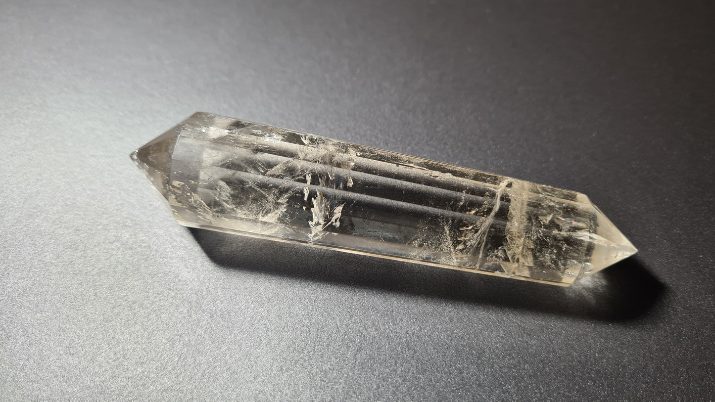Cristal de quartz fumé - 16 facettes - 10.3 x 2.3 cm - 79.8g