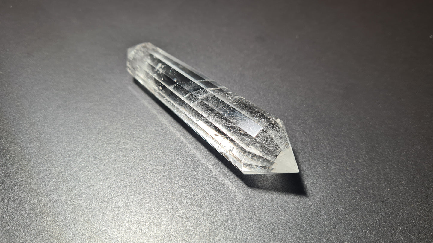 Cristal de quartz - 16 facettes - 9.5 x 2.2 cm - 64g