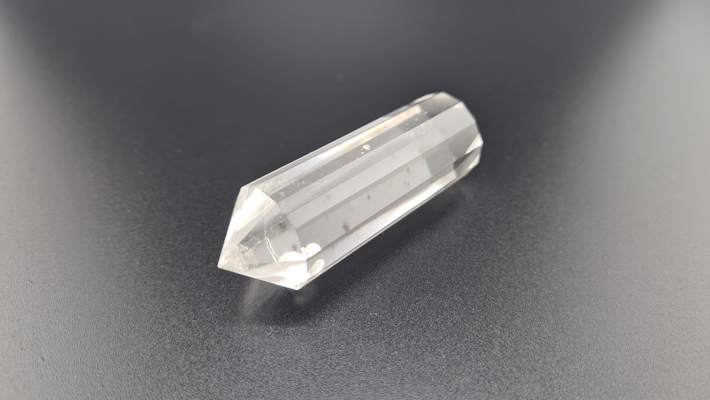 Cristal de quartz - 12 facettes - 6.6 x 2 cm - 33.8g