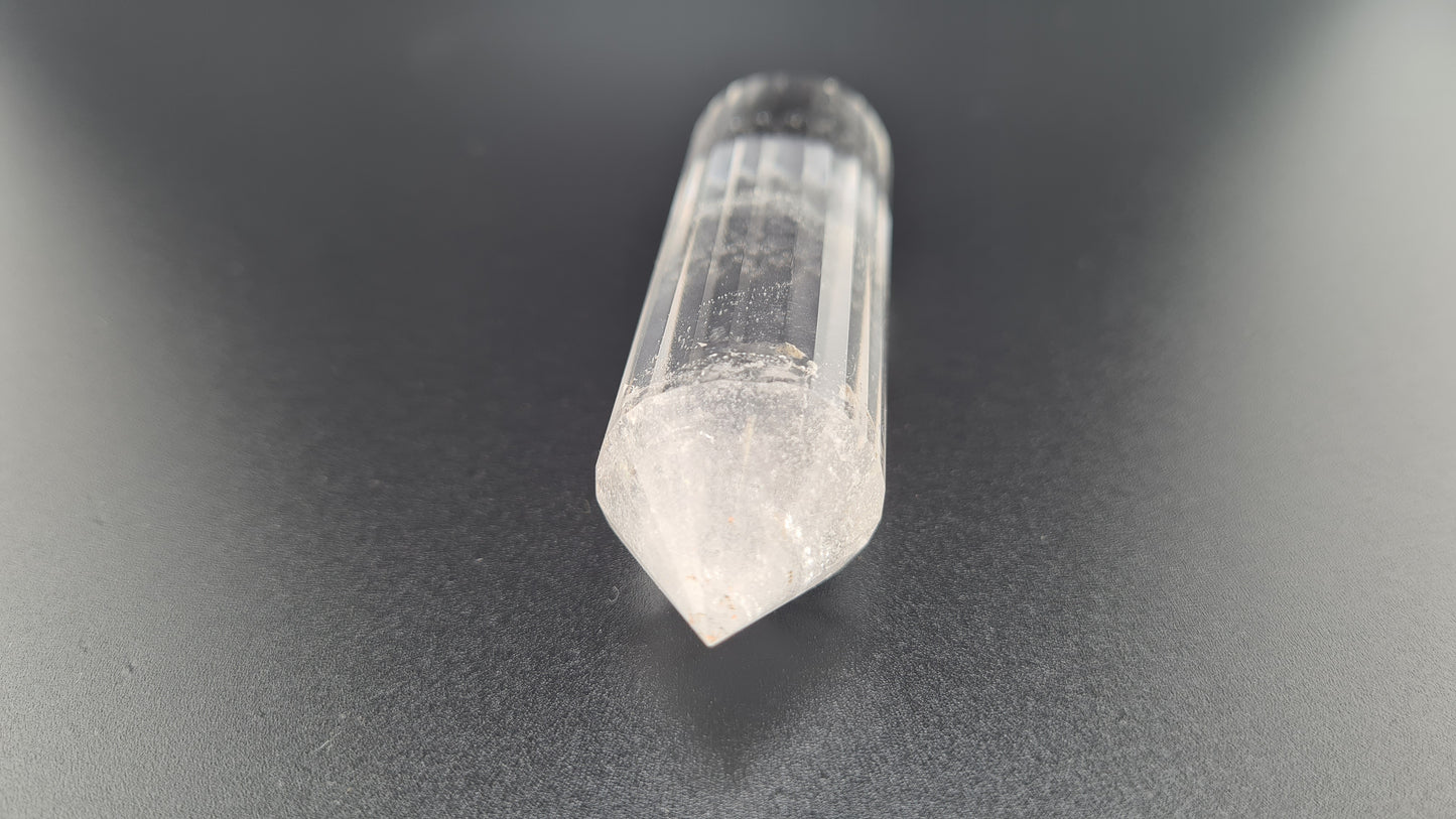 Cristal de quartz - 24 facettes - 8.1 x 2 cm - 54g