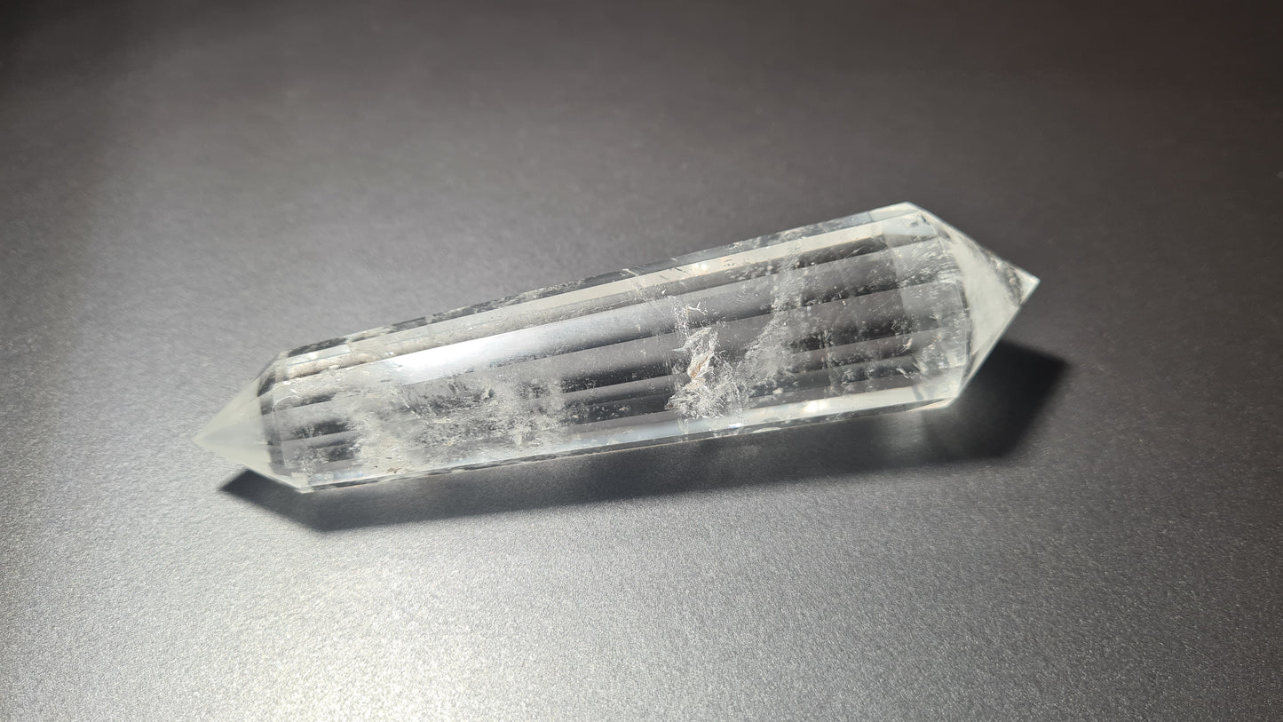 Cristal de quartz - 16 facettes - 12.1 x 2.9 cm - 126.9g