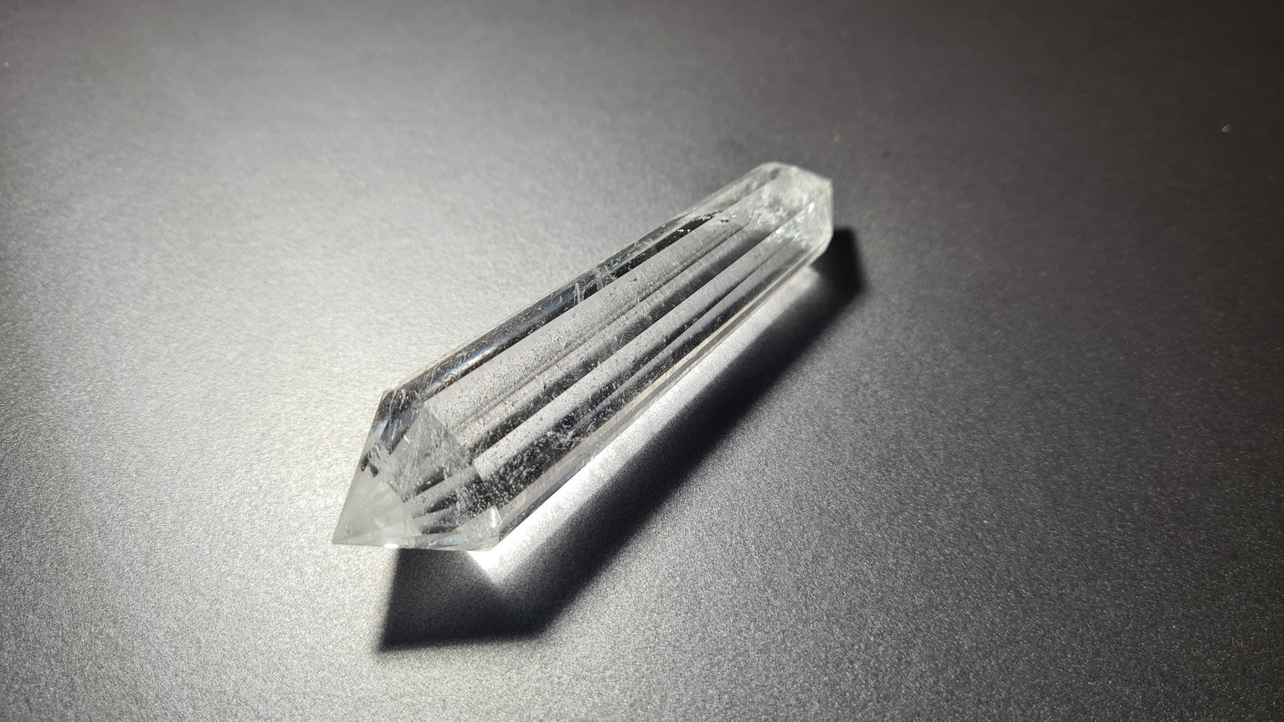 Cristal de quartz - 16 facettes - 9.5 x 2.2 cm - 64g