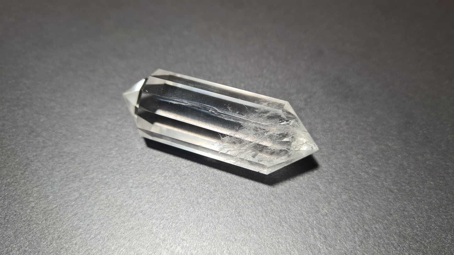 Cristal de quartz - 12 facettes - 5.6 x 1.8 cm - 30g