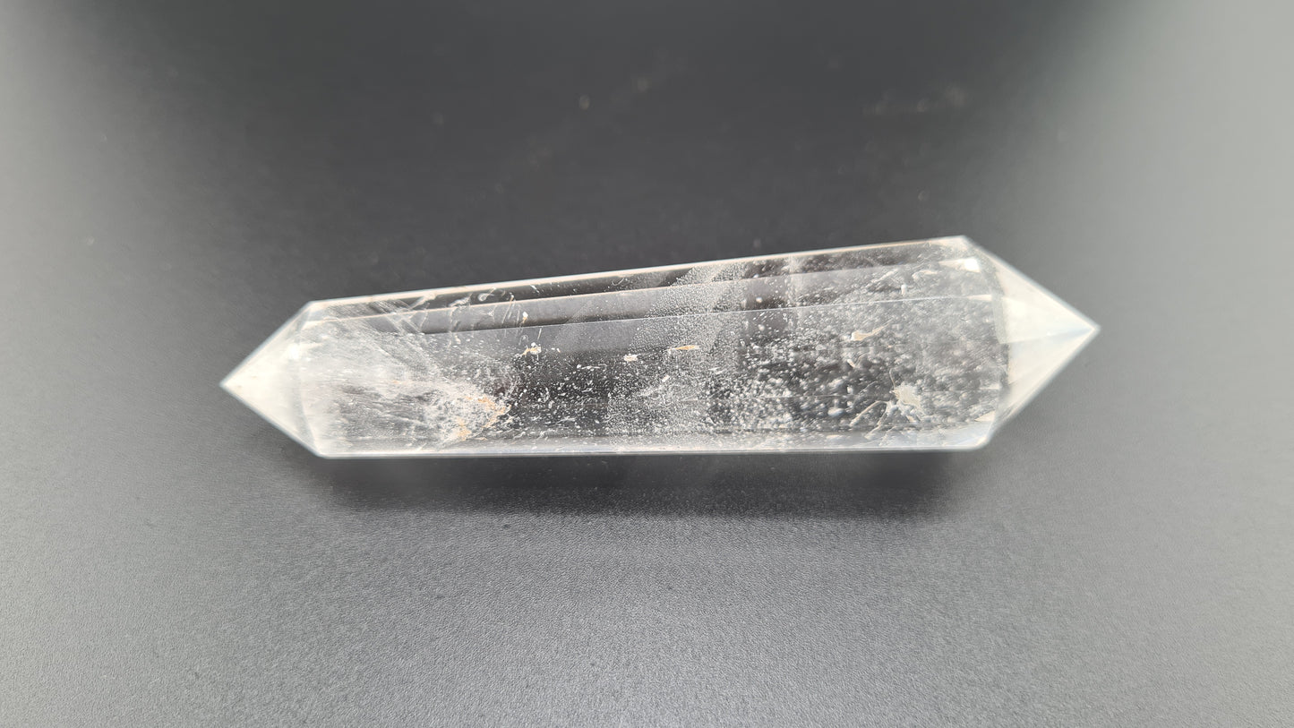 Cristal de quartz - 16 facettes - 9.5 x 2.2 cm - 64g
