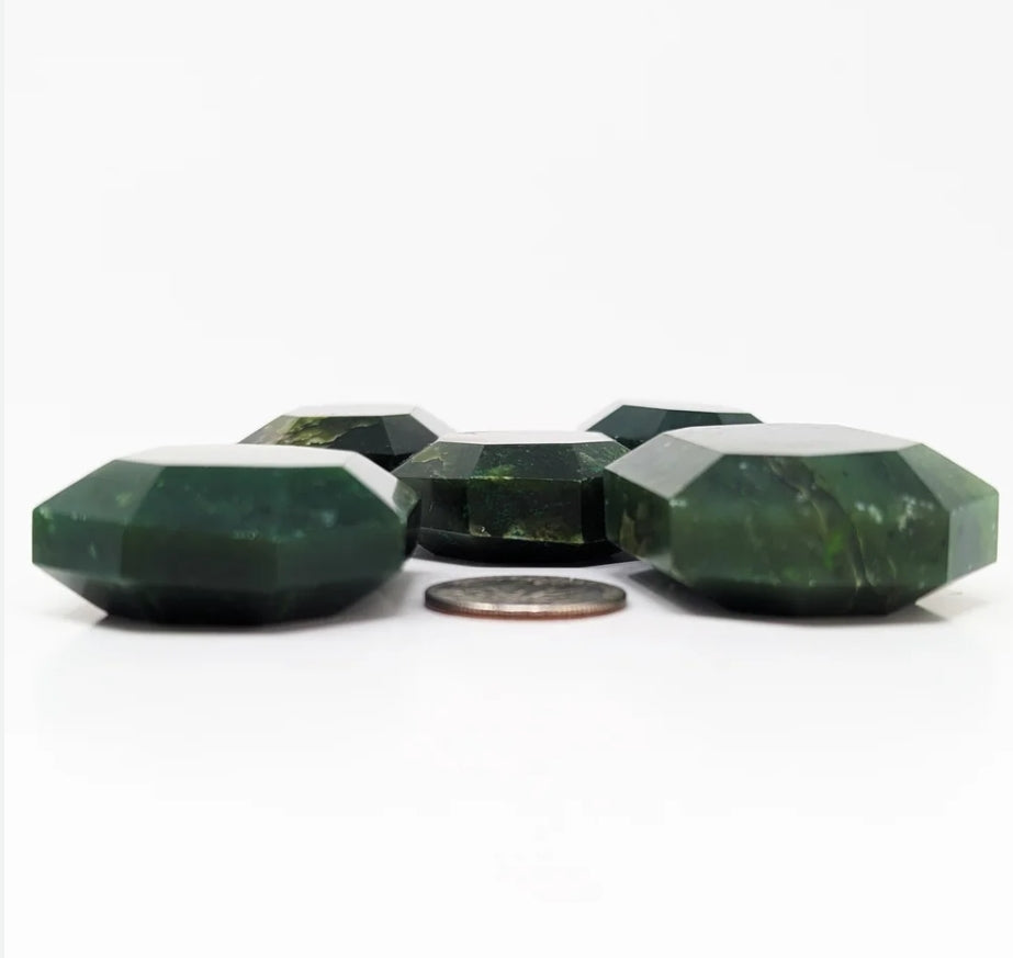 Pierre facetée en jade néphrite du Canada