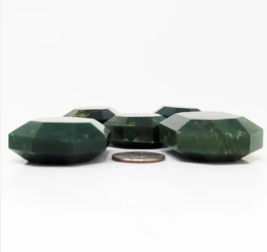 Pierre facetée en jade néphrite du Canada Cristal Roche