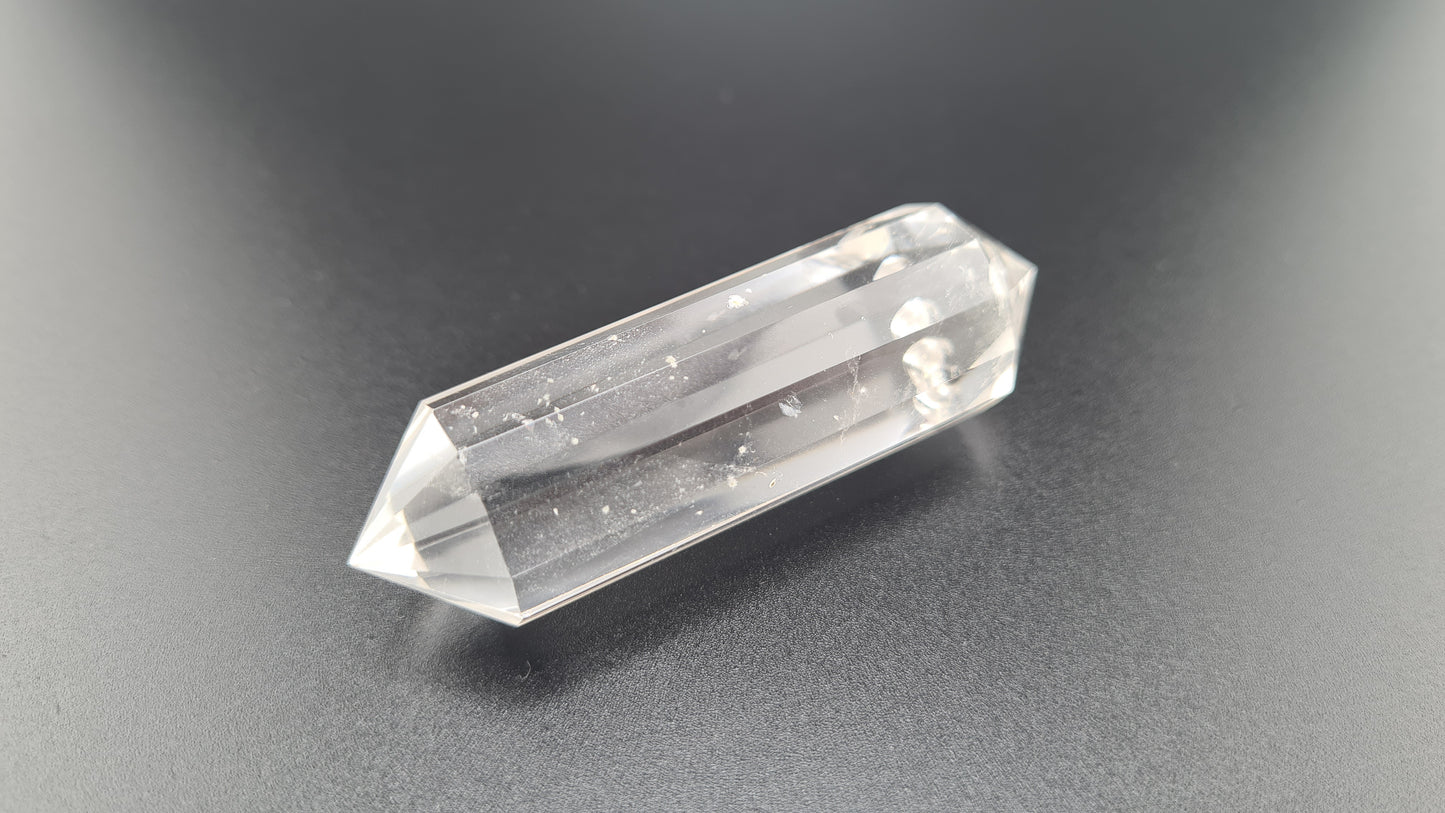 Cristal de quartz - 12 facettes - 6.6 x 2 cm - 33.8g