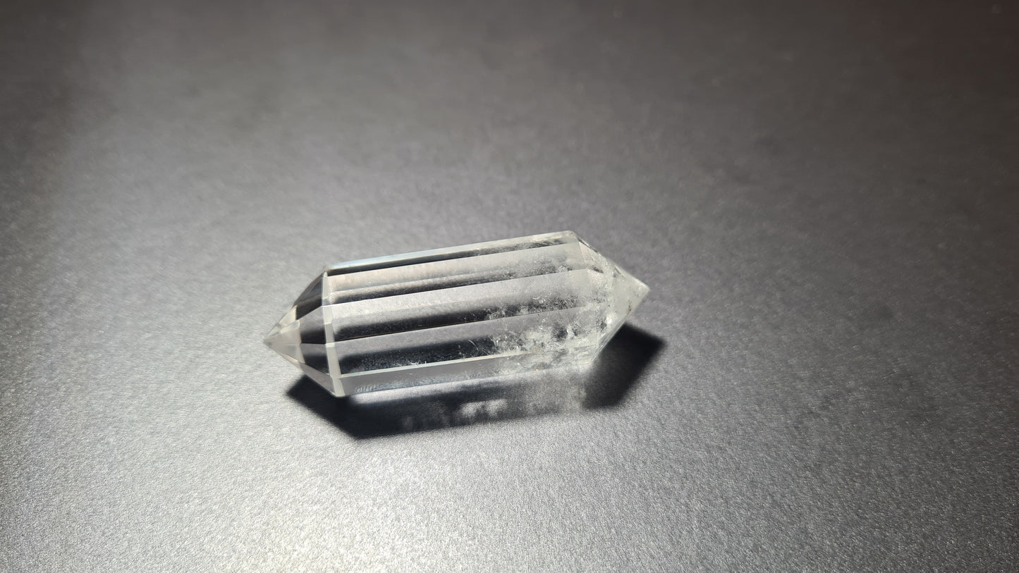 Cristal de quartz - 12 facettes - 5.6 x 1.8 cm - 30g