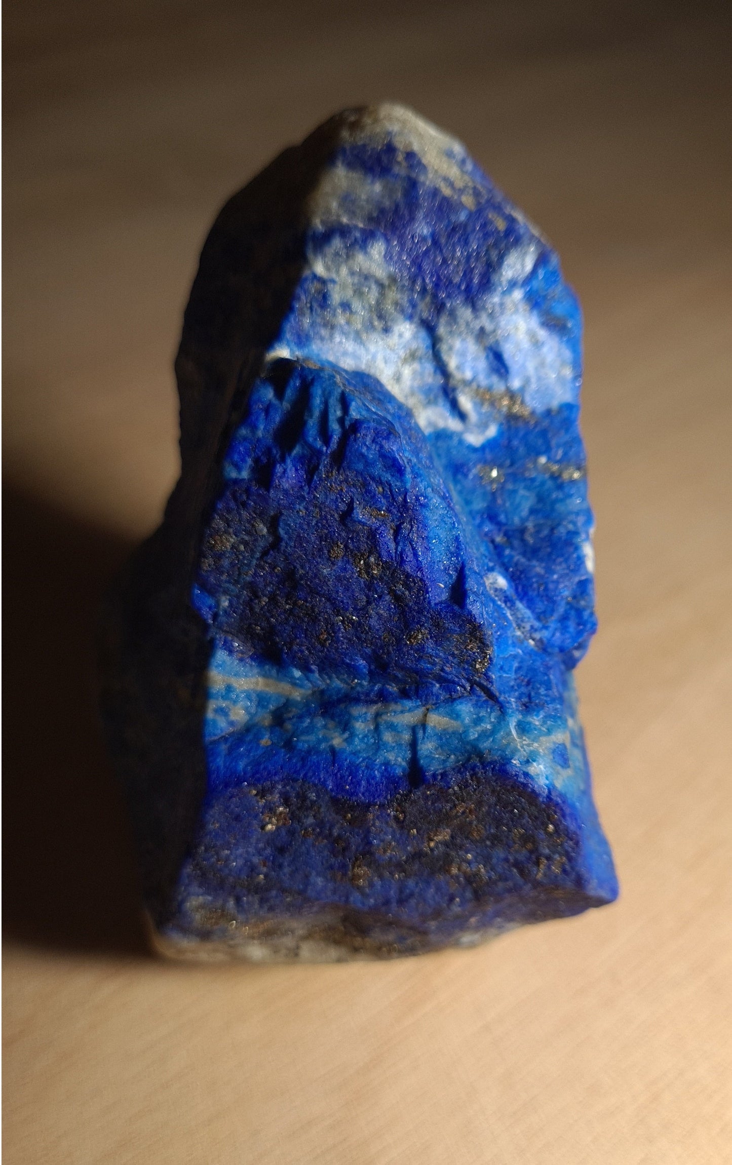 Pierre de lapis-lazuli brute de 374g