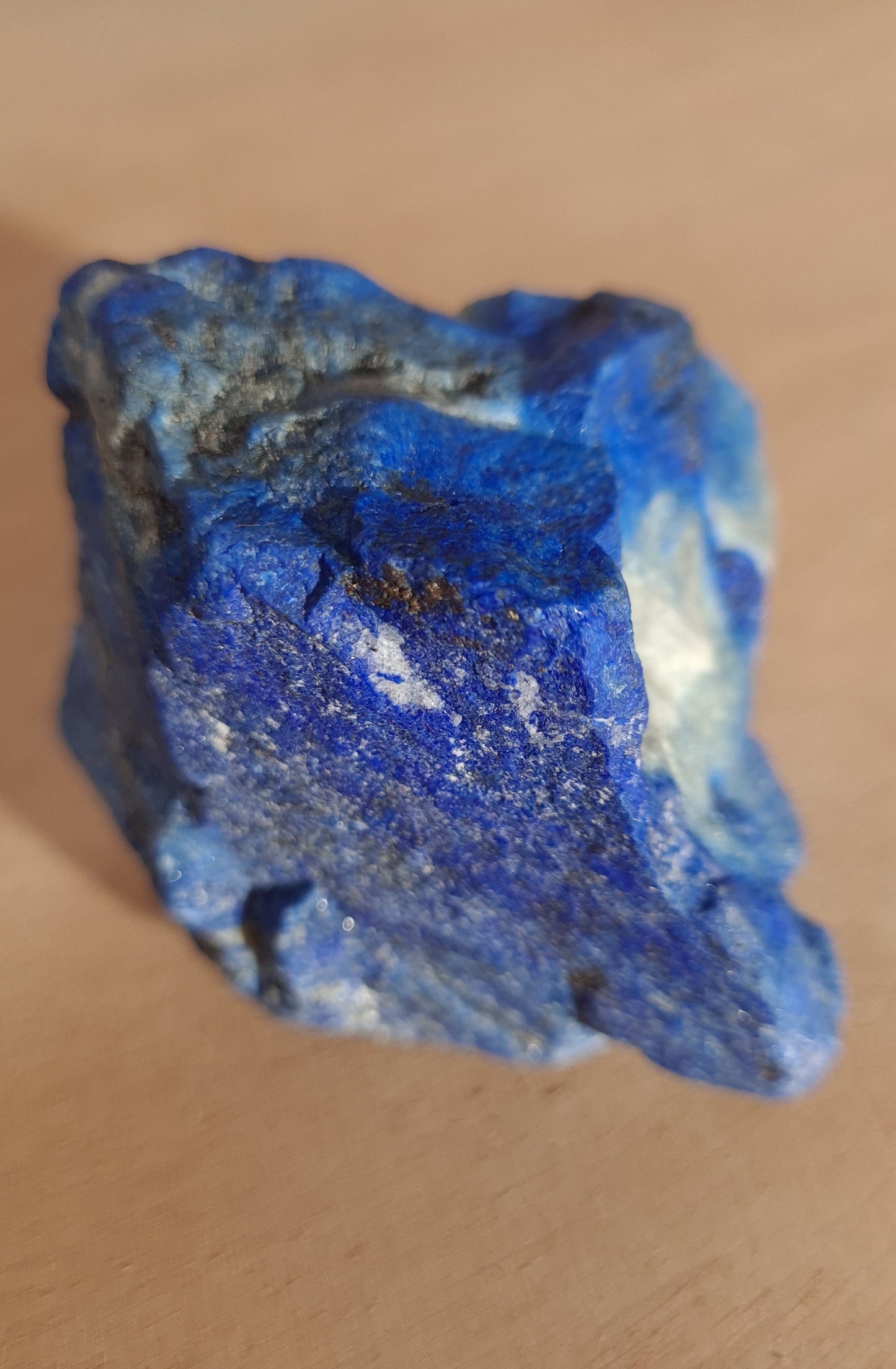 Pierre de lapis-lazuli brute de 250.5g