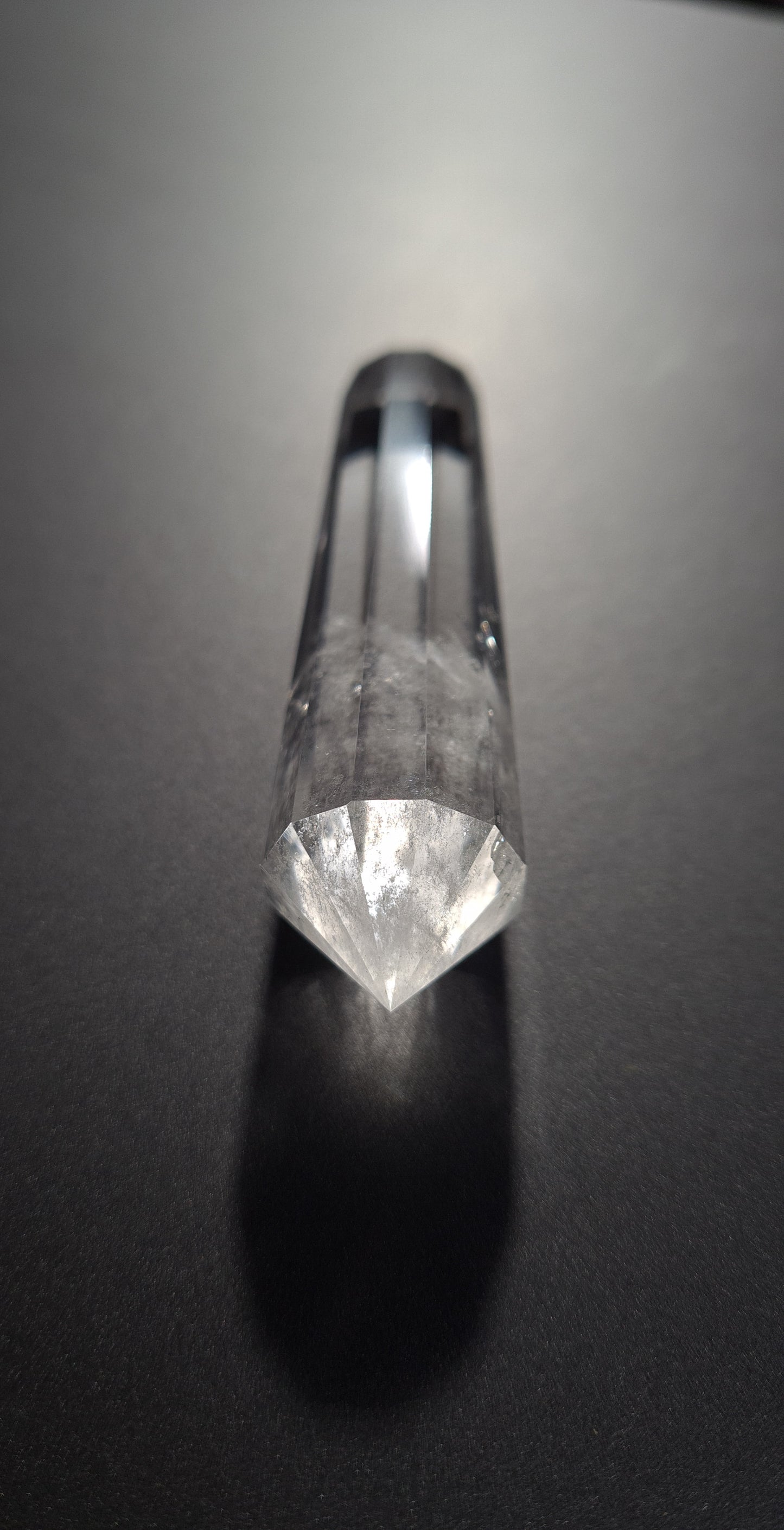 Quartz crystal - 12 faces - 8 x 1.9 cm - 39.5g