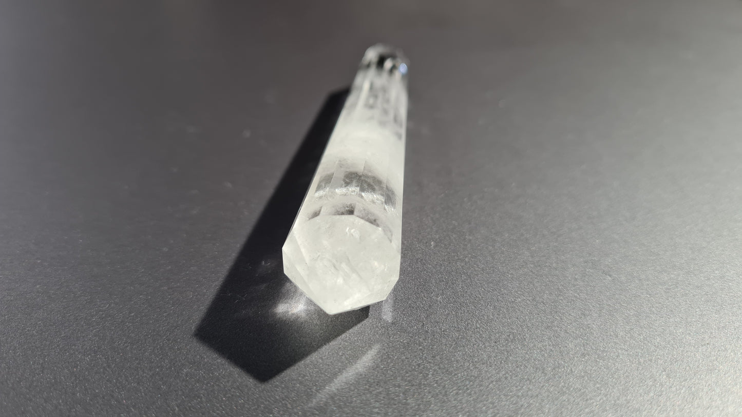 Cristal de quartz - 12 faces - 11.7 x 1.8 cm - 53g - inclusions minérales